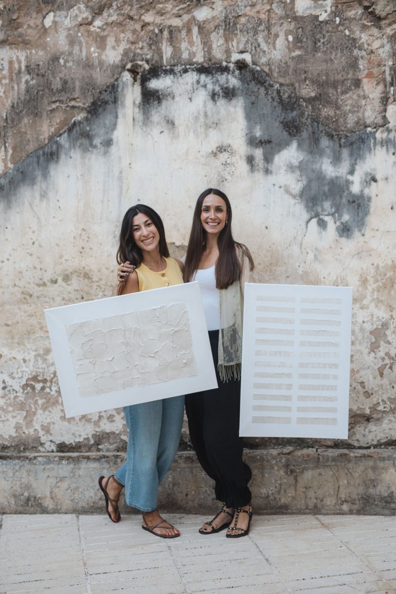 Dos asistentes al taller con sus cuadros de textura